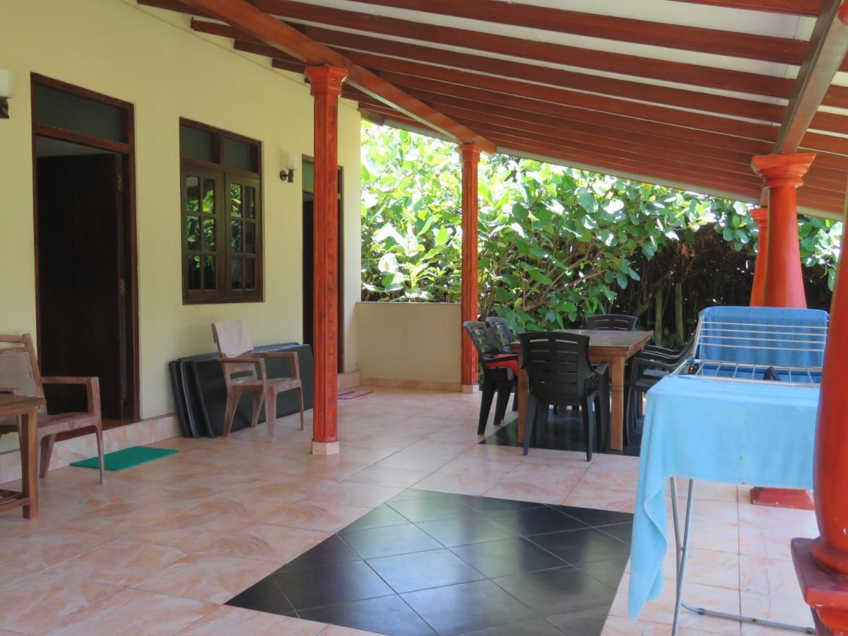 Zum Deutschen Bed and Breakfast Bentota Exteriör bild